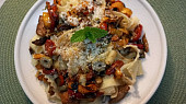 Pappardelle s krůtím masem a zeleninou