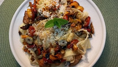 Pappardelle s krůtím masem a zeleninou