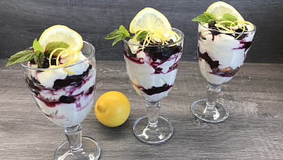 Citronový krém z mascarpone s borůvkami a  s piškoty
