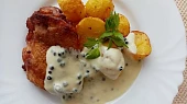 Kuřecí steaky s opečenými brambory z horkovzdušné fritézy se smetanovým přelivem