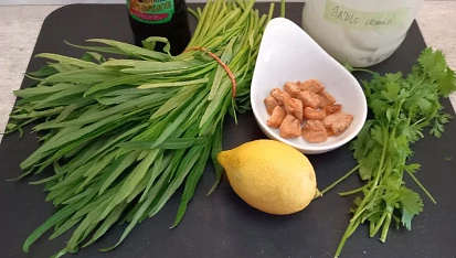 Vodní špenát se škvarky a česnekem