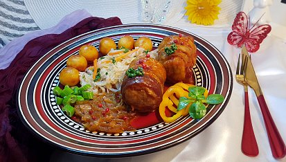 Kousky kýty, pečené v bůčku a domácí slanině, hlávkové zelí a karamelizovaná cibulka