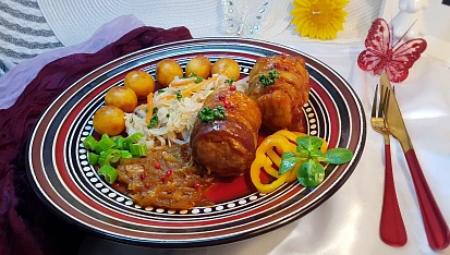 Kousky kýty, pečené v bůčku a domácí slanině, hlávkové zelí a karamelizovaná cibulka