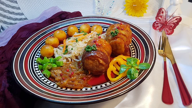 Kousky kýty, pečené v bůčku a domácí slanině, hlávkové zelí a karamelizovaná cibulka