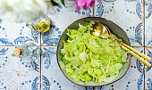 Lehký salát z ledového salátu