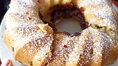 Bábovka s Nutelou, Vytáhla jsem ji po 50 minutách, vyklopila a pak musela nechat rychle dopéct. Ale přesto měla velký úspěch.