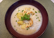 Květáková polévka s česnekem a bylinkami