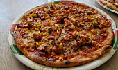Pizza z domácí pekárny (S chorizem a feferony)