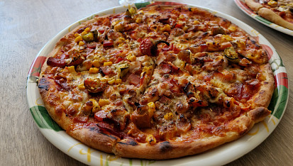 Pizza z domácí pekárny, S chorizem a feferony
