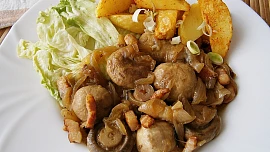 Žampiony na uzeném boku a cibuli
