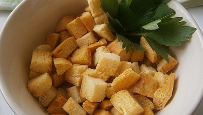 Krutony ze starších rohlíků z horkovzdušné fritézy
