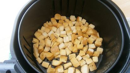 Krutony ze starších rohlíků z horkovzdušné fritézy