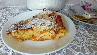 Křehký meruňkový koláč s drobenkou