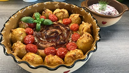 Terč z vinné klobásy se slaninou, zapečený s bramborem a  čedarem