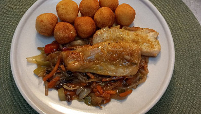 Kuřecí plátek na zelenině s kroketami nebo rýží