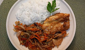 Kuřecí plátek na zelenině s kroketami nebo rýží