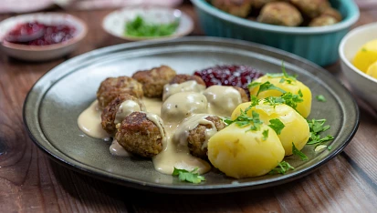 Švédské masové kuličky s omáčkou a brusinkami