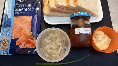 Jednoduché toastíky s uzeným lososem