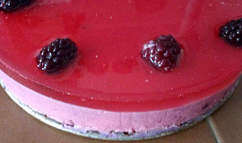 Letní dortík z červeného ovoce.