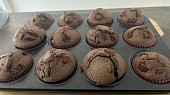 Muffiny s kousky čokolády (muffiny dělám často, recept je skvělý, jednoduchý a chutnají fakt hodně dobře!)