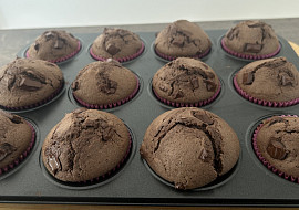 Muffiny s kousky čokolády (muffiny dělám často, recept je skvělý, jednoduchý a chutnají fakt hodně dobře!)