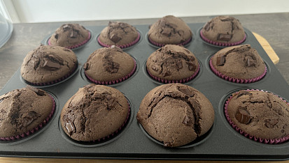 Muffiny s kousky čokolády, muffiny dělám často, recept je skvělý, jednoduchý a chutnají fakt hodně dobře!