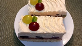 Řezy s mascarpone, šlehačkou a hroznovým vínem