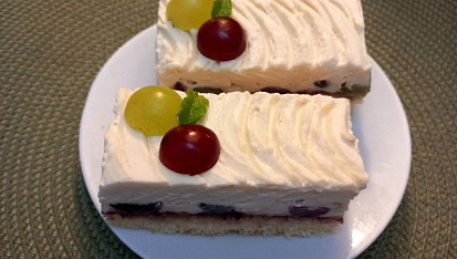 Řezy s mascarpone, šlehačkou a hroznovým vínem