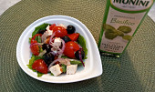 Salát rajčatový s olivami a sýrem