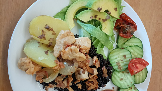 Černá rýže s kuřecím masem po provensálsku ve varném mixéru