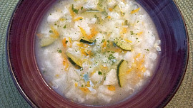 Květáková polévka s mrkví a cuketou