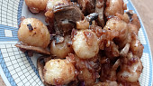Pečené gnocchi se žampiony a cibulí
