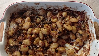 Pečené gnocchi se žampiony a cibulí