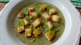 Pórkový krém s rohlíkovými krutony