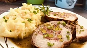 Vepřová pečeně plněná slaninou a hráškem