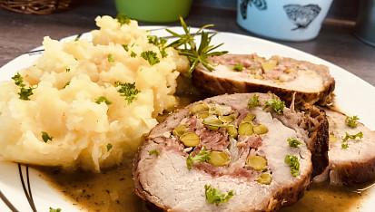 Vepřová pečeně plněná slaninou a hráškem