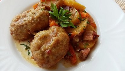 Vepřové mleté válečky na zelenině a uzeném