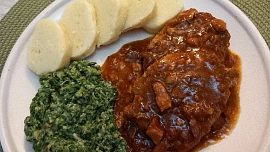 Vepřové plátky na uzeném bůčku a cibuli