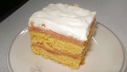 Výborné jahodové řezy, rozkrojeno, namazáno a může se ochutnat