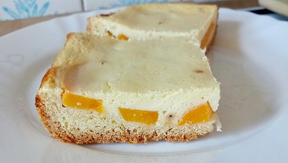 Tvarohové řezy s broskvemi