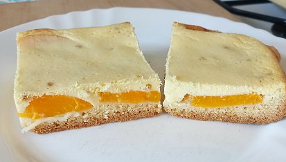 Tvarohové řezy s broskvemi