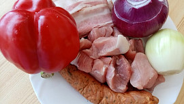 Vepřové špízy s klobásou a zeleninou z pomalého hrnce