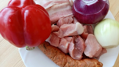 Vepřové špízy s klobásou a zeleninou z pomalého hrnce