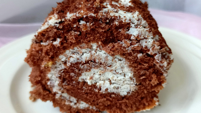 Kakaová roláda s tvarohovým krémem sypaná čokoládou
