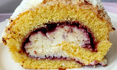 Piškotová roláda s kokosovým krémem a domácí bezinkovou marmeládou