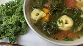 Polévka z kadeřávku s rajčaty a tortellini