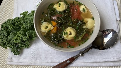 Polévka z kadeřávku s rajčaty a tortellini