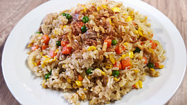 Smažená rýže s kuřecím masem jako z asijského bistra