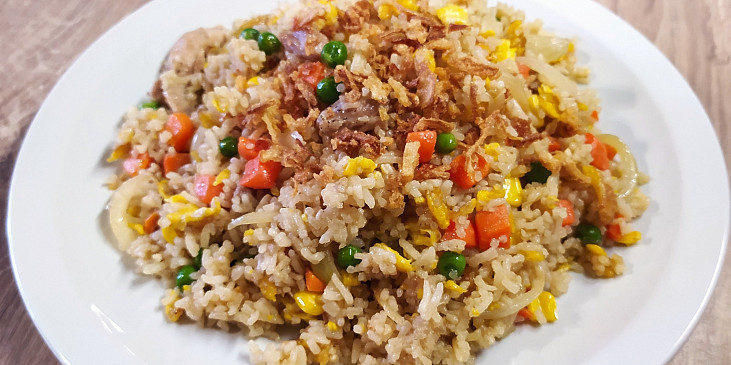 Smažená rýže s kuřecím masem jako z asijského bistra