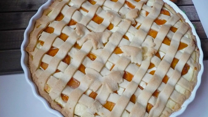 Křehký koláč s tvarohem a meruňkami